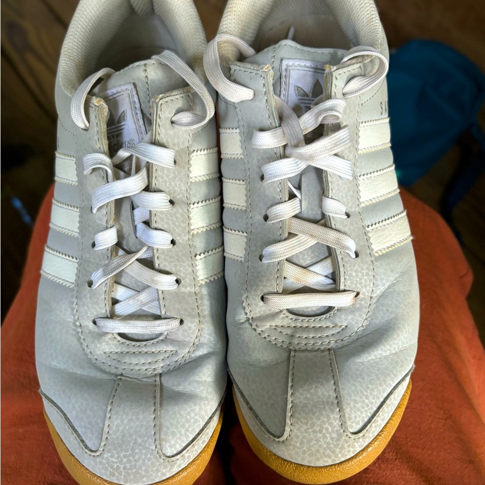 Adidas leather Samoa women’s size 7 1/2 tennis shoes in soft gray and white.